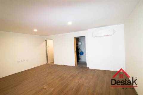 Loja com apartamento T2  próximo ao Palácio do Gelo.