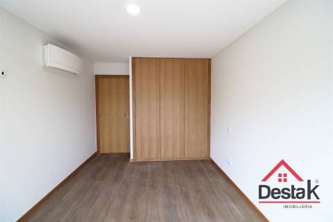 Loja com apartamento T2  próximo ao Palácio do Gelo.