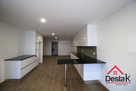 Loja com apartamento T2  próximo ao Palácio do Gelo.