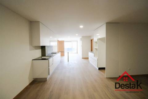 Loja com apartamento T2  próximo ao Palácio do Gelo.