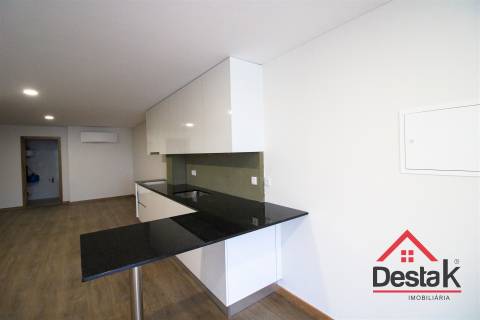 Loja com apartamento T2  próximo ao Palácio do Gelo.