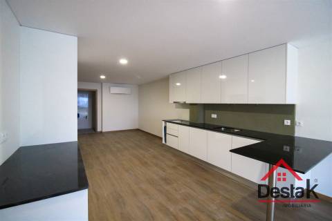 Loja com apartamento T2  próximo ao Palácio do Gelo.