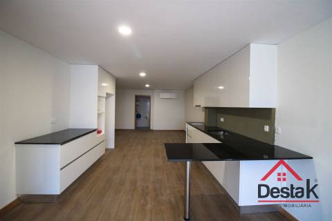 Loja com apartamento T2  próximo ao Palácio do Gelo.