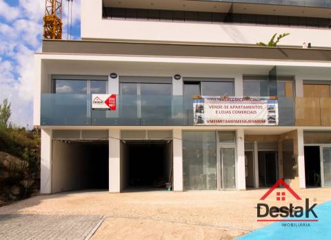 Loja com apartamento T2  próximo ao Palácio do Gelo.