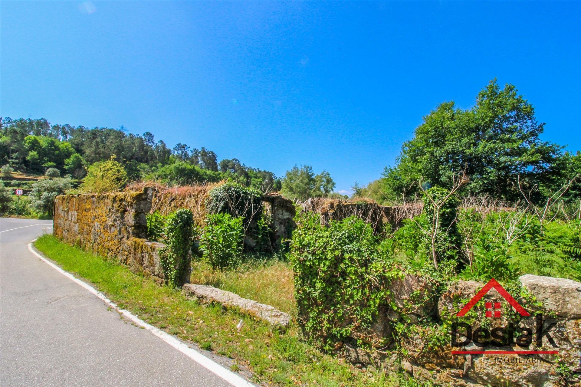 Terreno urbano com ruína a escassos minutos do centro de Viseu