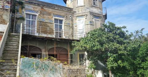 Palacete para restaurar no Samouco