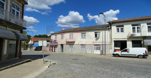 PRÉDIO COM 3 FRAÇÕES NO CENTRO DE CELORICO DE BASTO!