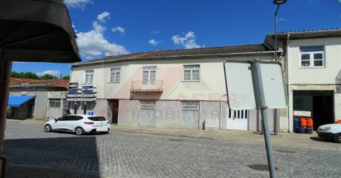 PRÉDIO COM 3 FRAÇÕES NO CENTRO DE CELORICO DE BASTO!