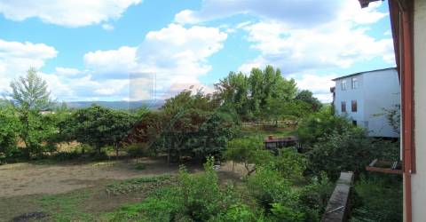 PRÉDIO COM 3 FRAÇÕES NO CENTRO DE CELORICO DE BASTO!