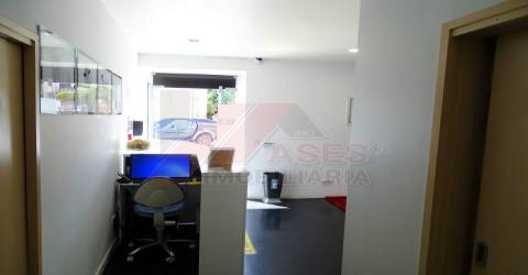 PRÉDIO COM 3 FRAÇÕES NO CENTRO DE CELORICO DE BASTO!