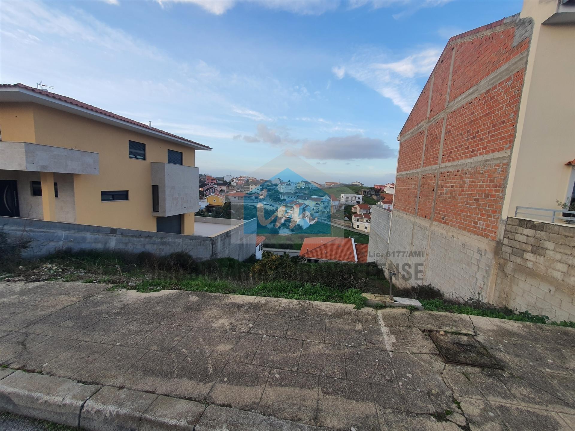 Lote de terreno para construção de uma moradia com projeto aprovado