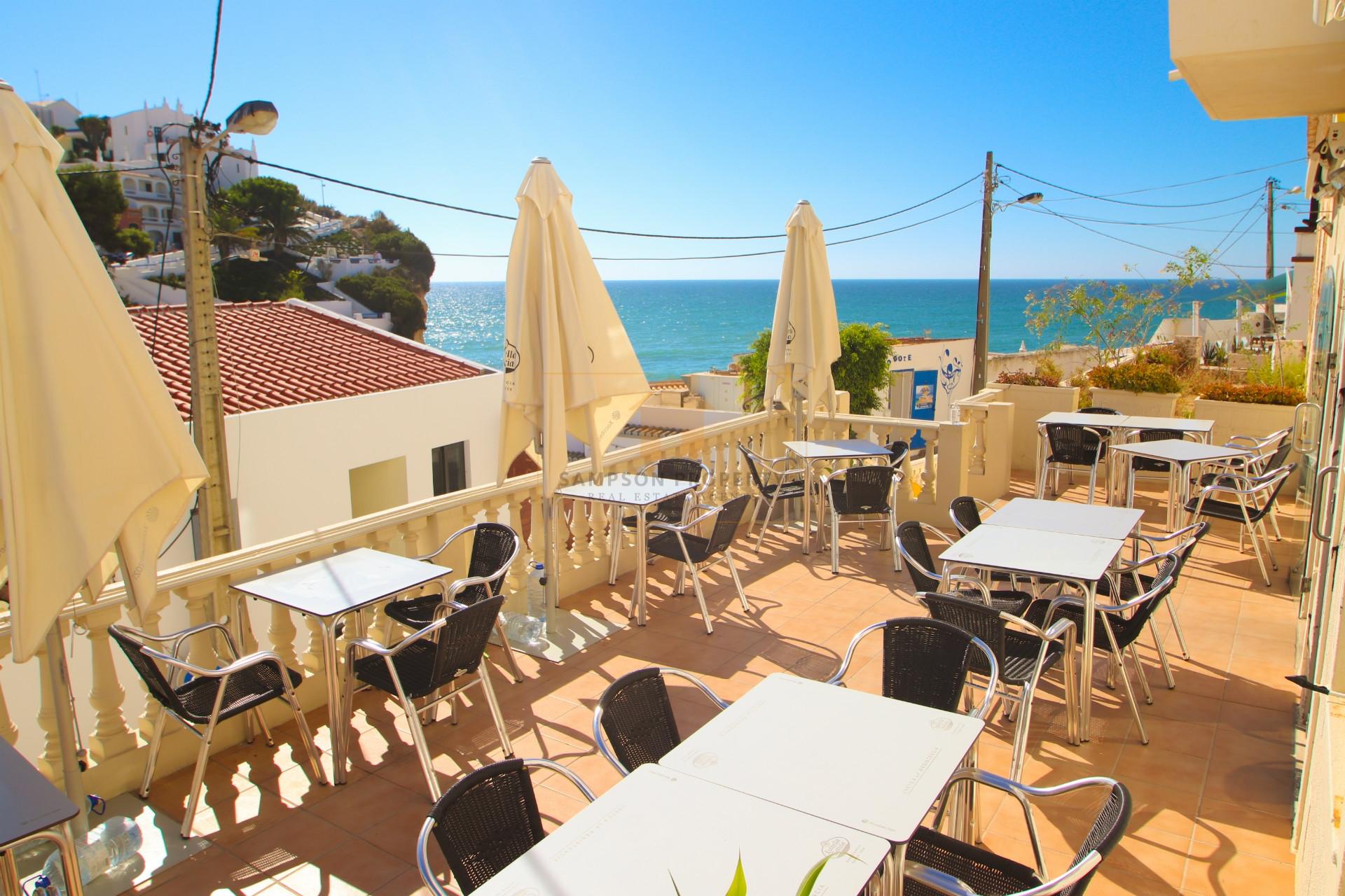 Para venda, restaurante/bar com vista mar e alojamento no coração de Carvoeiro