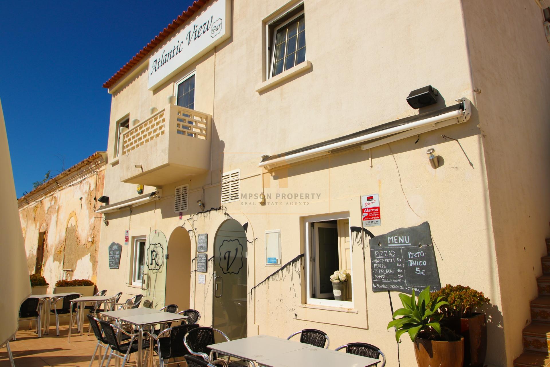 Para venda, restaurante/bar com vista mar e alojamento no coração de Carvoeiro