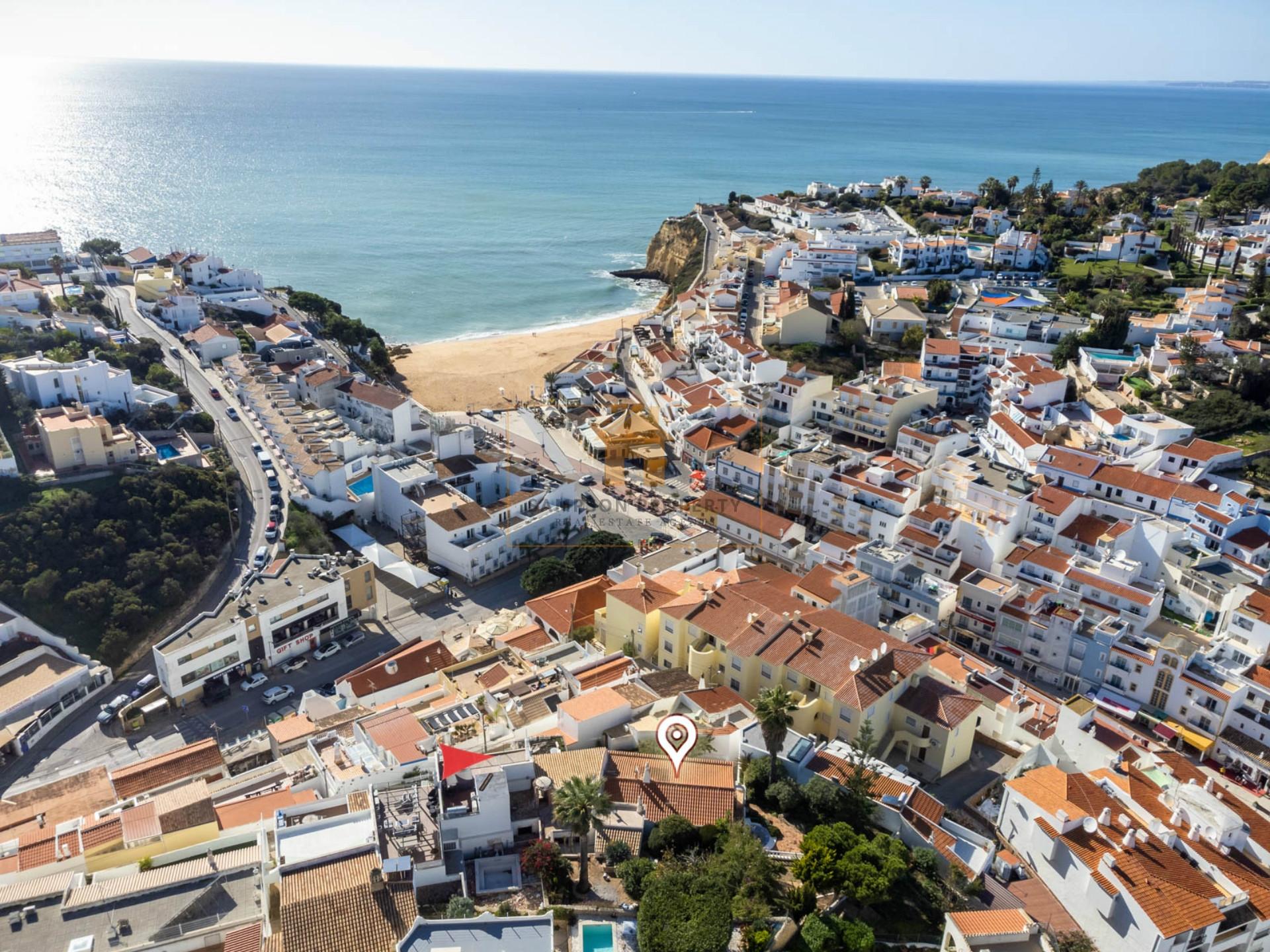 Para venda, moradia de canto com vista mar e jardim privado a 200m da Praia de Carvoeiro