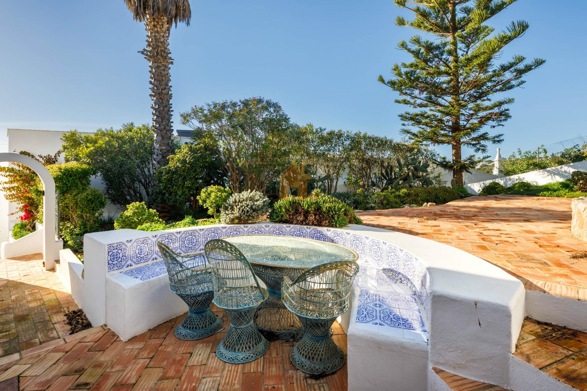 Para venda, moradia de canto com vista mar e jardim privado a 200m da Praia de Carvoeiro