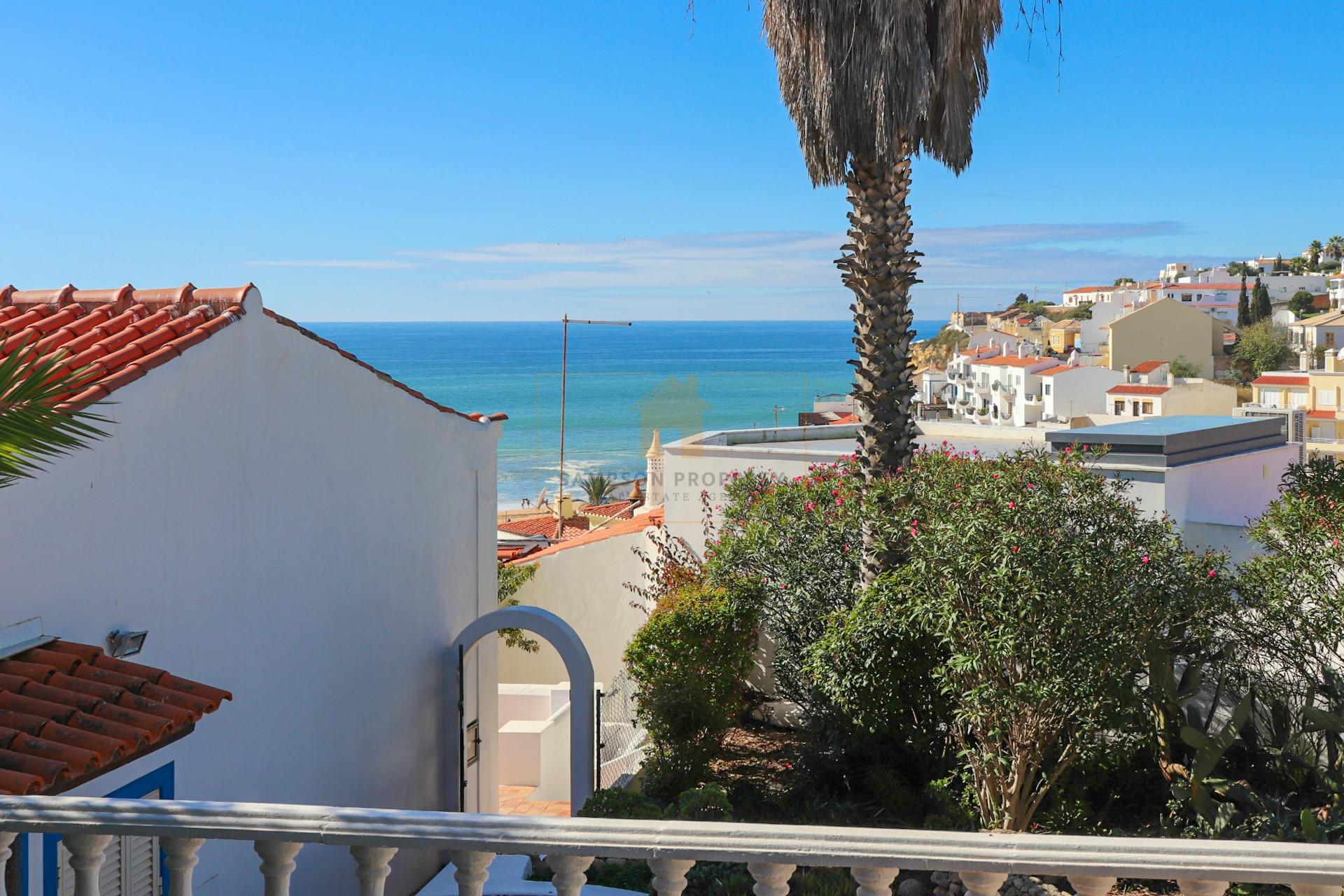 Para venda, moradia de canto com vista mar e jardim privado a 200m da Praia de Carvoeiro