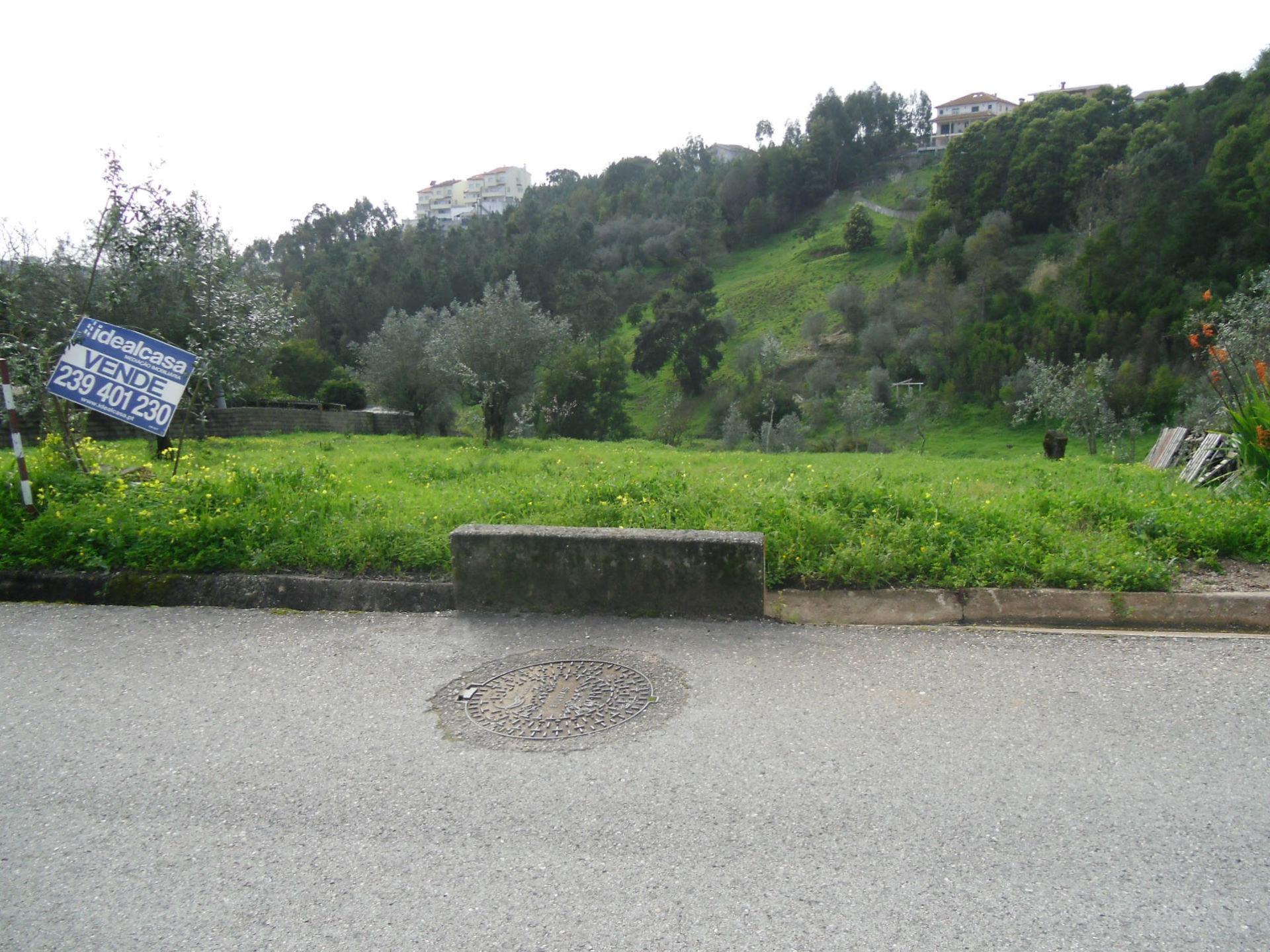 Terreno com cerca de 1390 m2 de área total, junto a Coimbra