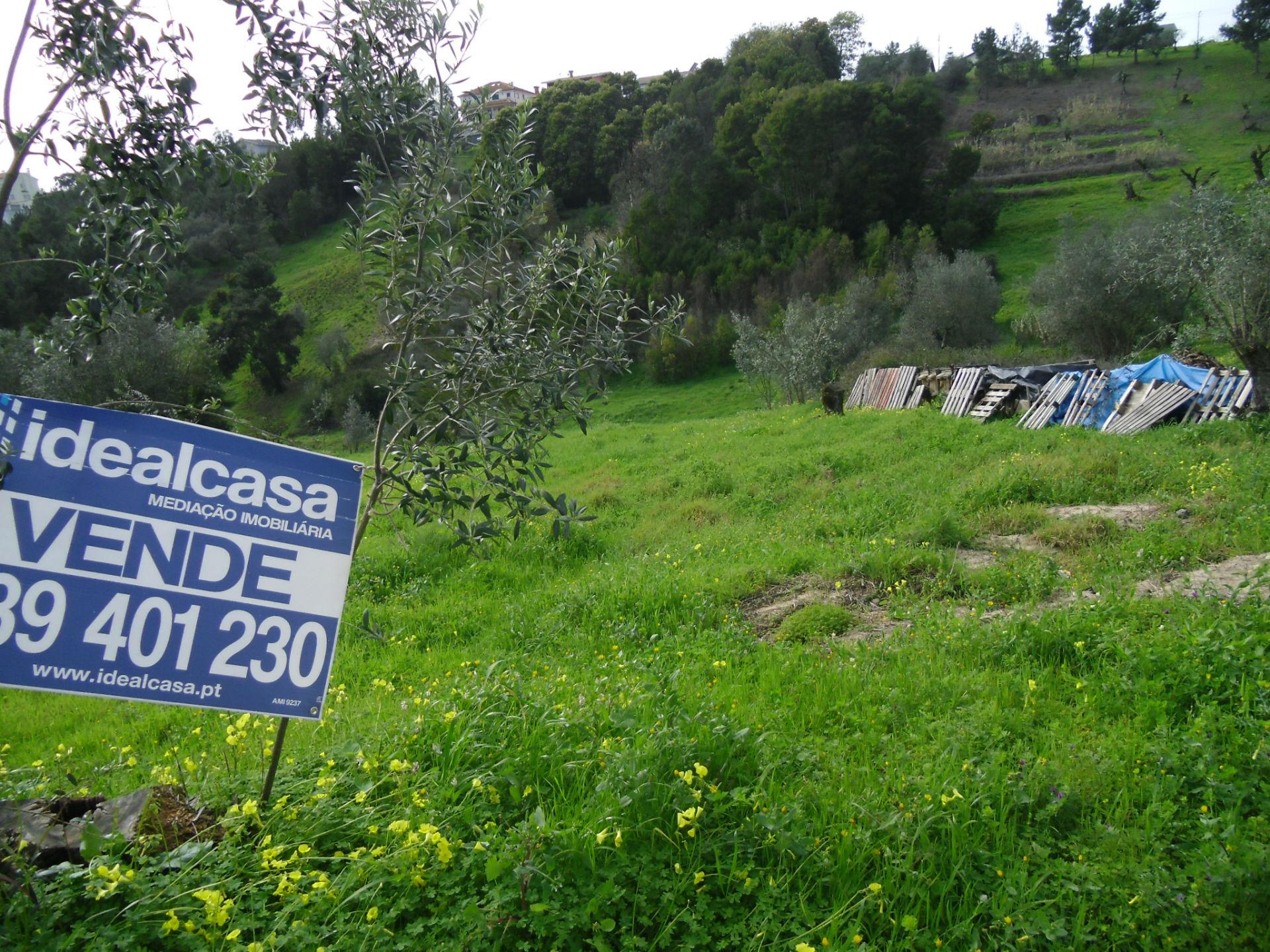 Terreno com cerca de 1390 m2 de área total, junto a Coimbra