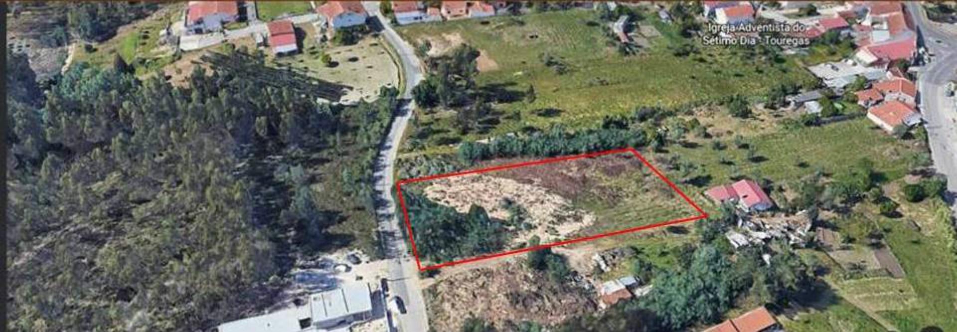 Terreno urbano com cerca de 2567m2, em Espirito Santo das Touregas