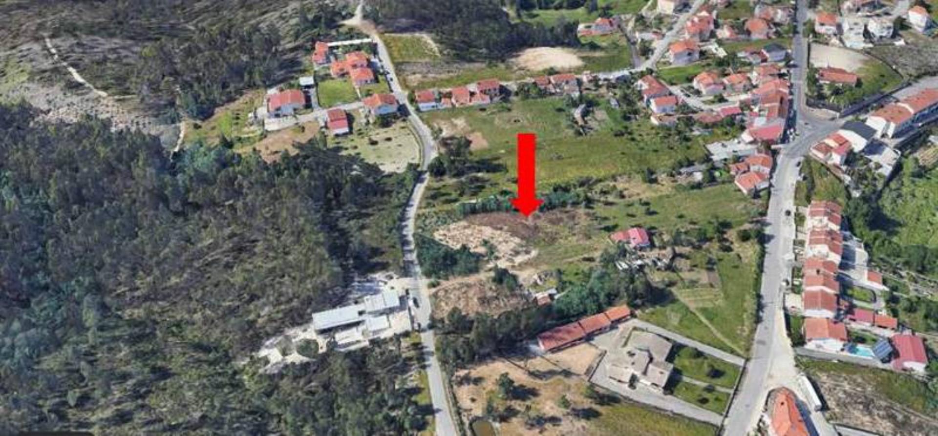 Terreno urbano com cerca de 2567m2, em Espirito Santo das Touregas