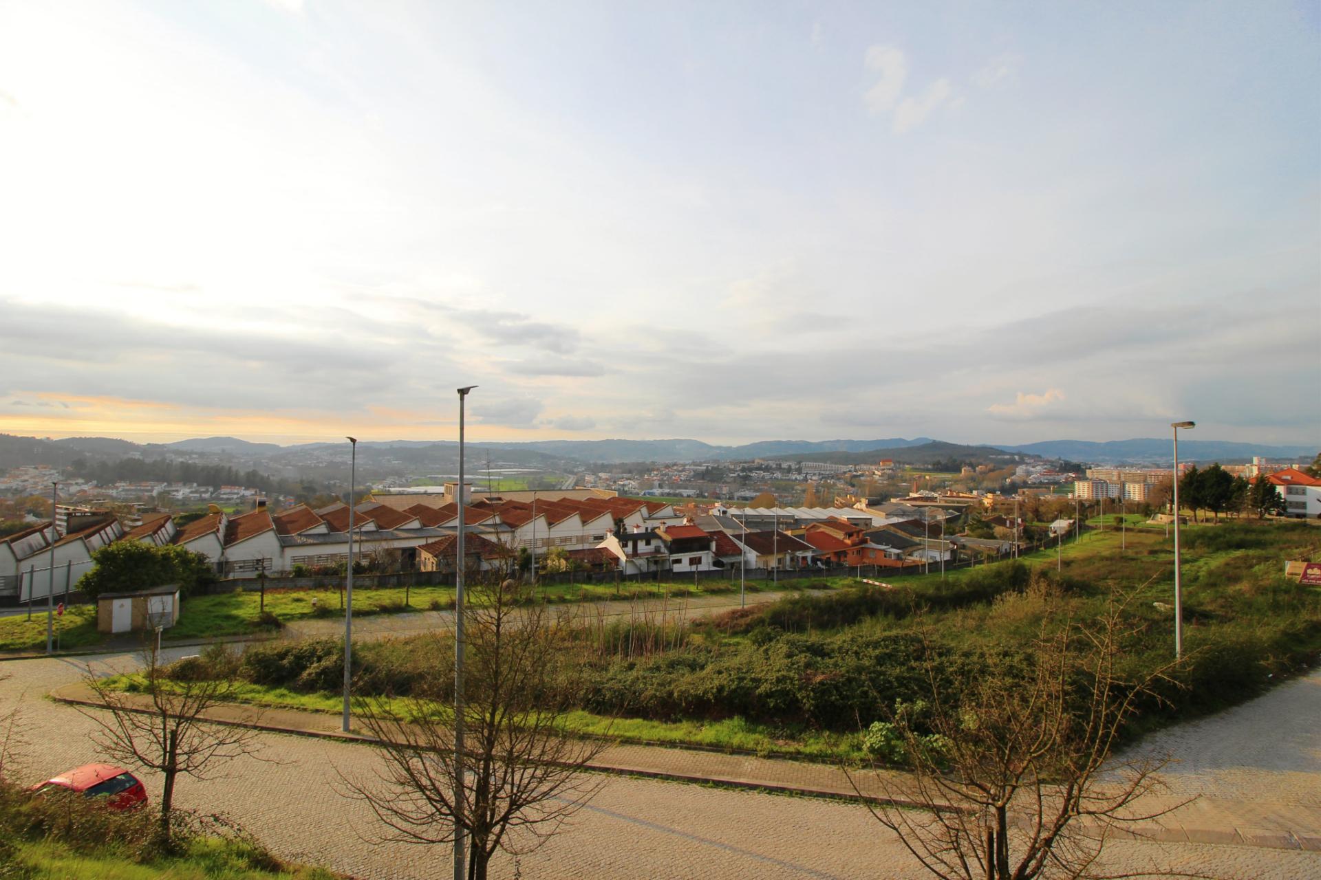 Lote de Terreno com 395 m2 junto ao Hotel de Guimarães