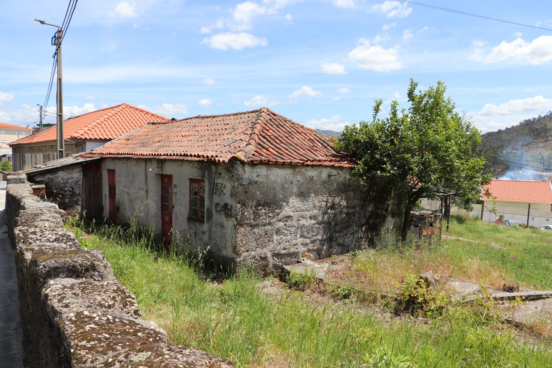 Moradia para Restaurar T2 Venda em Moreira de Cónegos,Guimarães