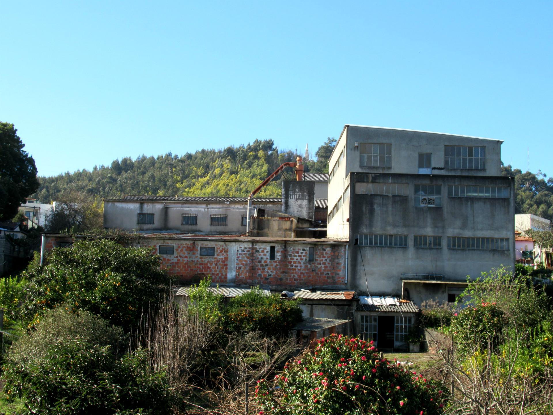 Fábrica para investimento em Vila Nova de Gaia perto do Hospital Santos Silva