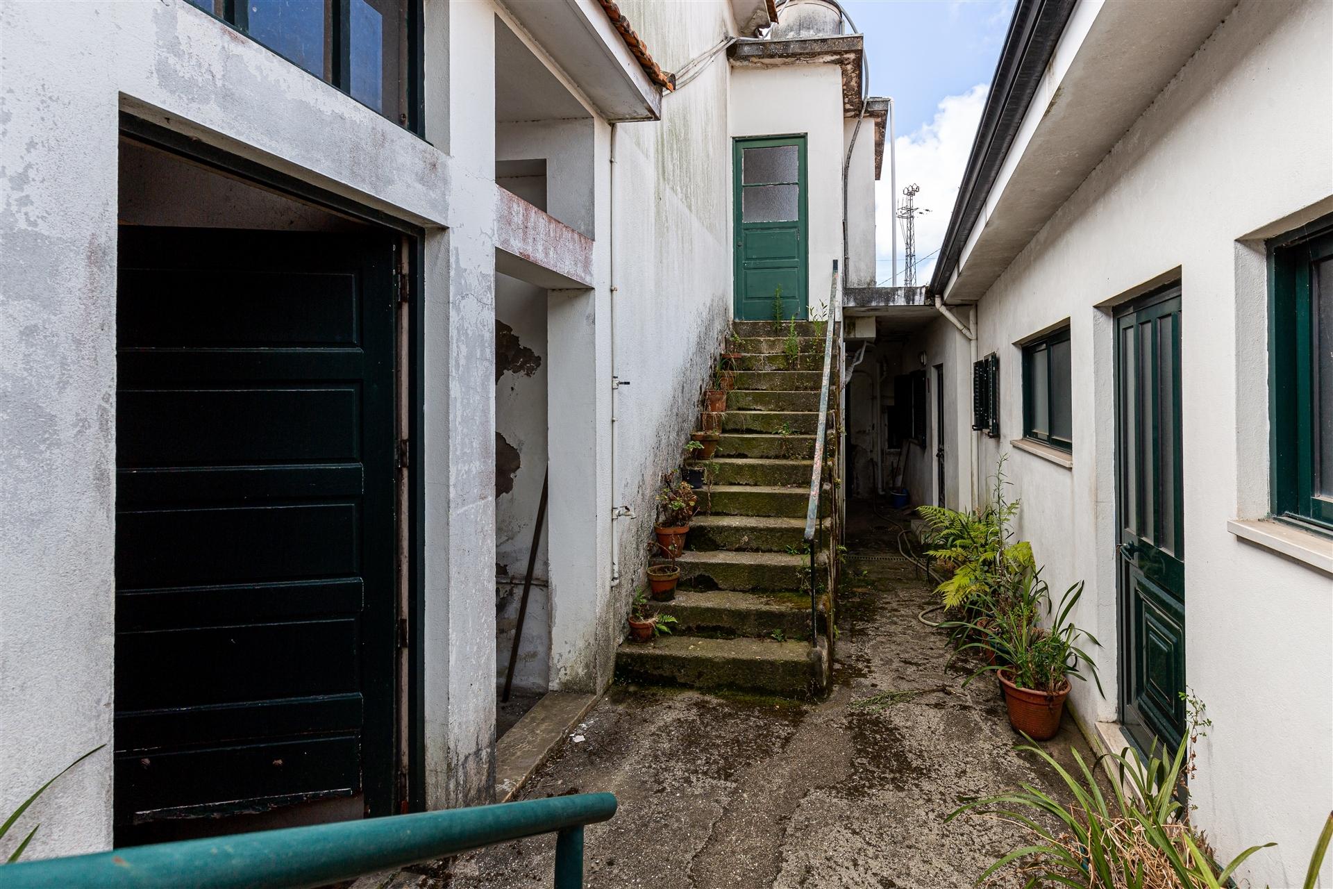 Moradia para Restaurar em Grijó com lojas para comércio, anexos, garagem fechada, terraço e jardim