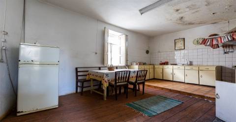 Moradia para Restaurar em Grijó com lojas para comércio, anexos, garagem fechada, terraço e jardim