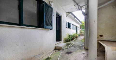 Moradia para Restaurar em Grijó com lojas para comércio, anexos, garagem fechada, terraço e jardim