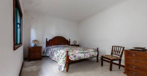 Moradia para Restaurar em Grijó com lojas para comércio, anexos, garagem fechada, terraço e jardim