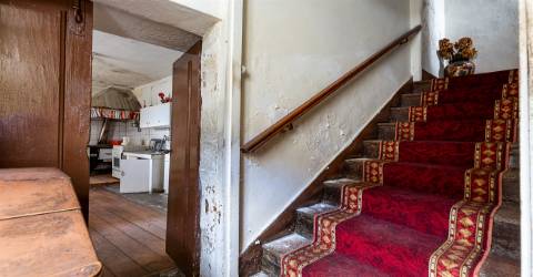 Moradia para Restaurar em Grijó com lojas para comércio, anexos, garagem fechada, terraço e jardim