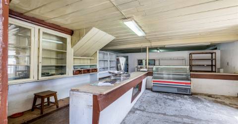 Moradia para Restaurar em Grijó com lojas para comércio, anexos, garagem fechada, terraço e jardim