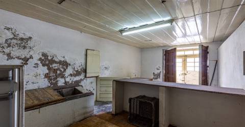 Moradia para Restaurar em Grijó com lojas para comércio, anexos, garagem fechada, terraço e jardim