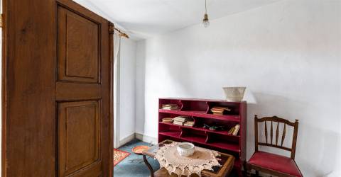 Moradia para Restaurar em Grijó com lojas para comércio, anexos, garagem fechada, terraço e jardim