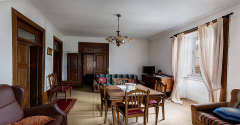 Moradia para Restaurar em Grijó com lojas para comércio, anexos, garagem fechada, terraço e jardim