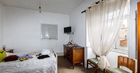 Moradia para Restaurar em Grijó com lojas para comércio, anexos, garagem fechada, terraço e jardim