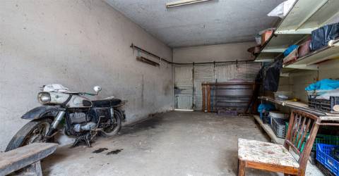 Moradia para Restaurar em Grijó com lojas para comércio, anexos, garagem fechada, terraço e jardim