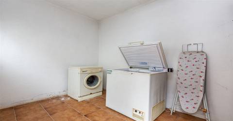 Moradia para Restaurar em Grijó com lojas para comércio, anexos, garagem fechada, terraço e jardim