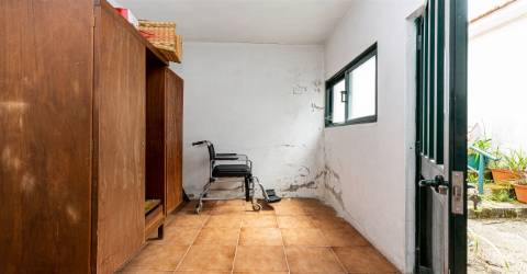 Moradia para Restaurar em Grijó com lojas para comércio, anexos, garagem fechada, terraço e jardim