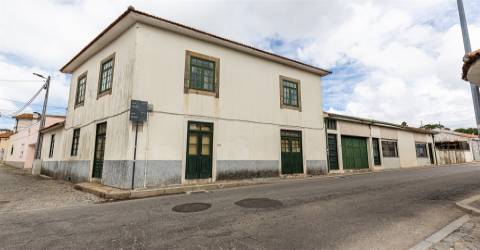 Moradia para Restaurar em Grijó com lojas para comércio, anexos, garagem fechada, terraço e jardim