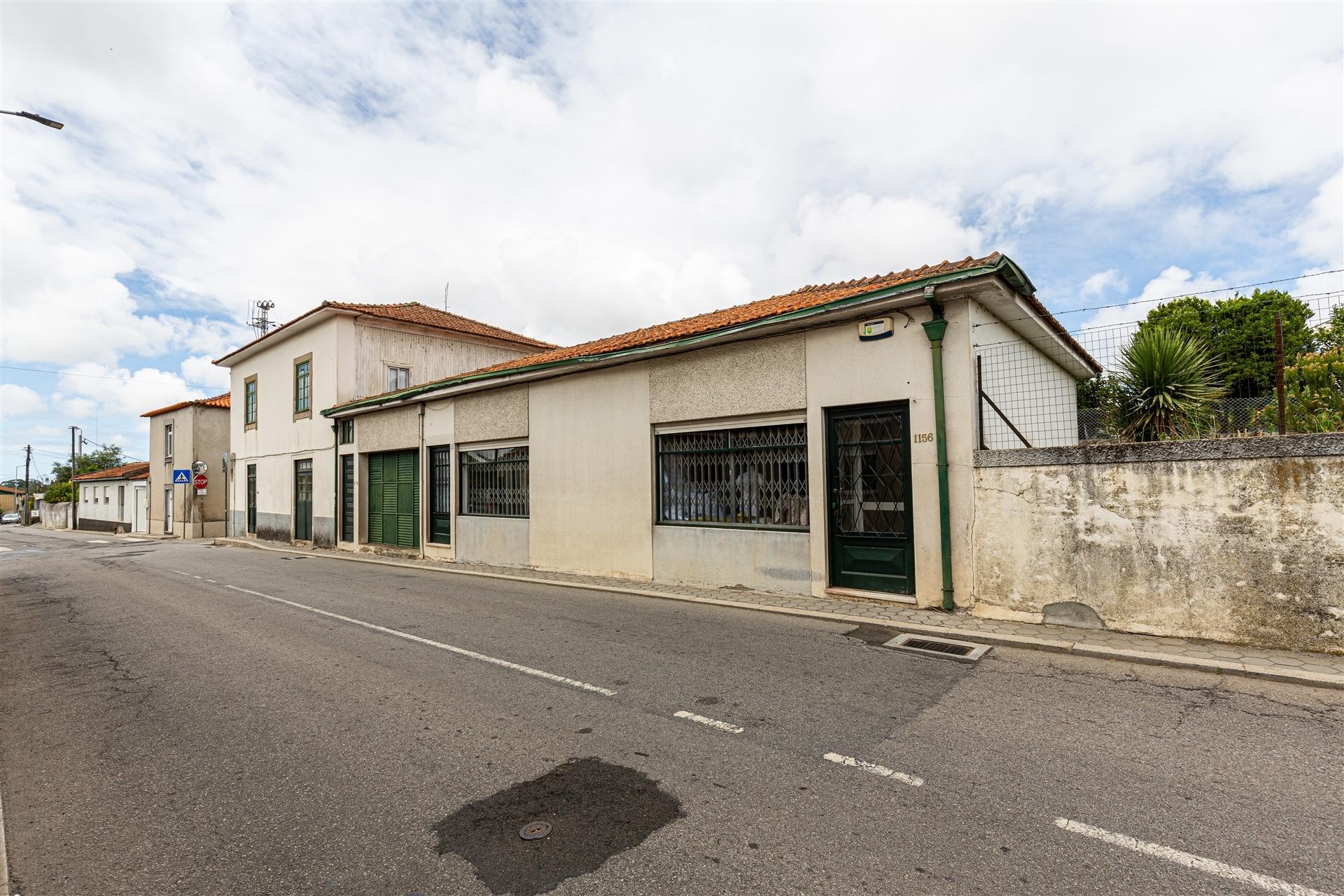 Moradia para Restaurar em Grijó com lojas para comércio, anexos, garagem fechada, terraço e jardim