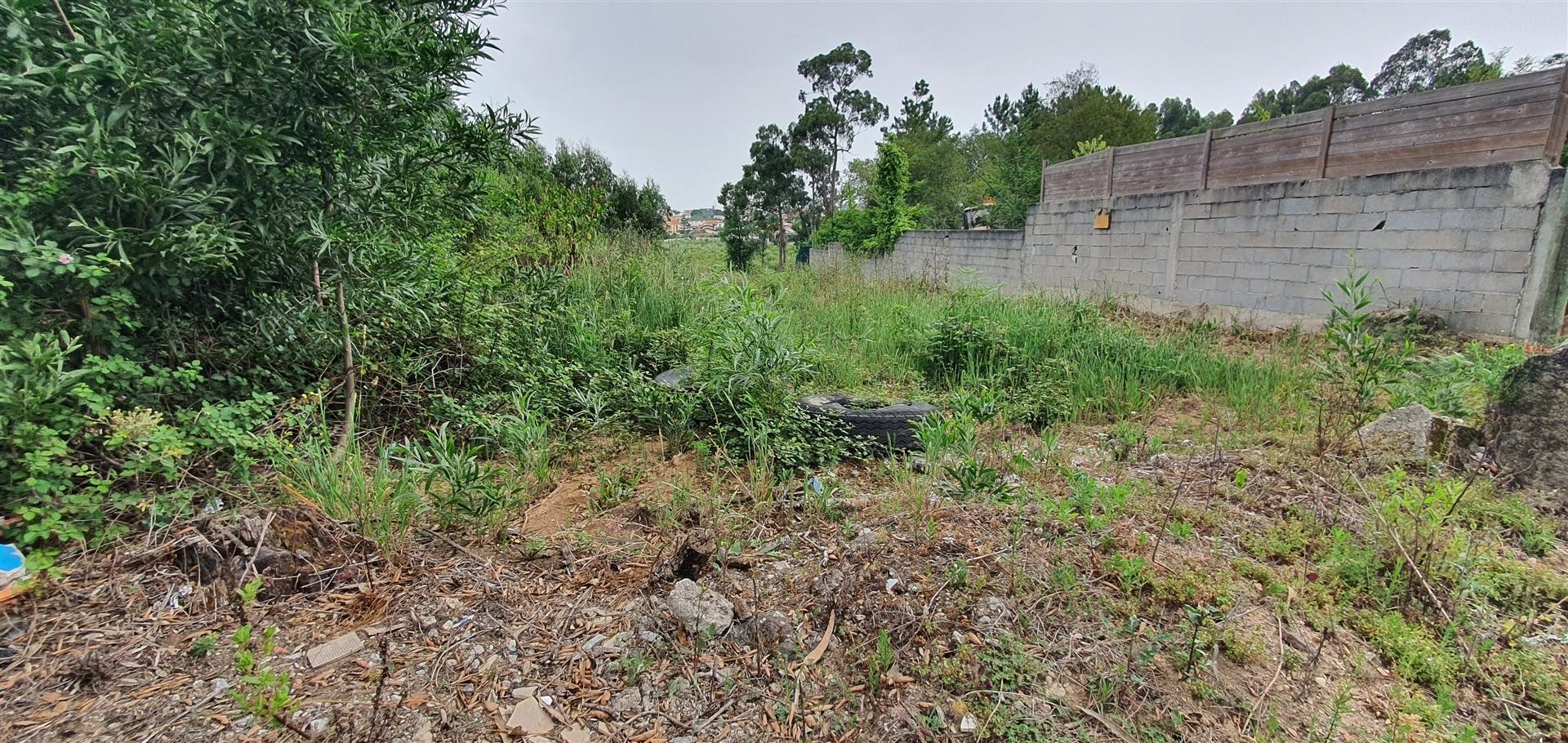 Lote de terreno para construção de cinco moradias junta à Praia!