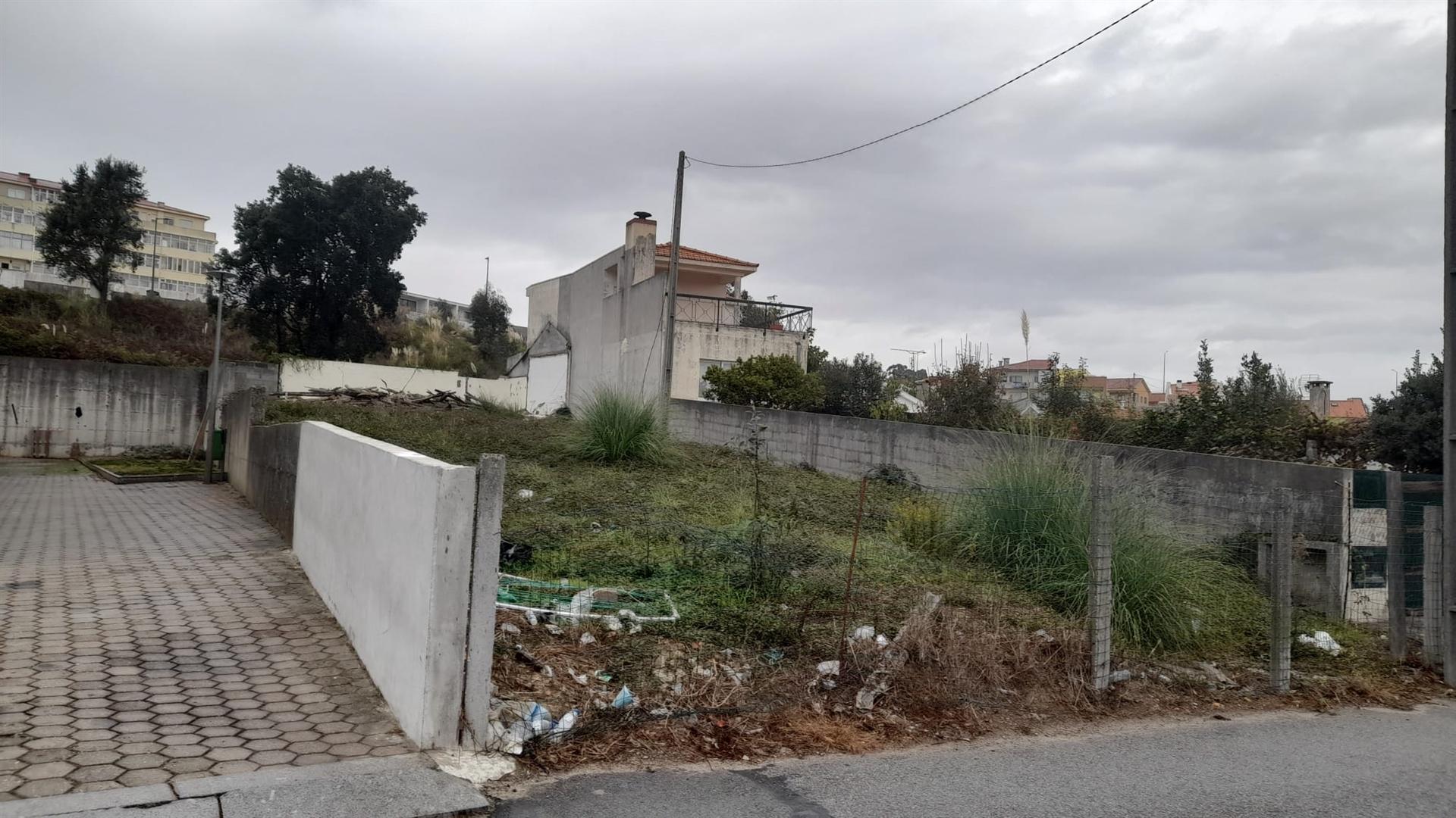 Terreno urbano para construção à A29 em Vilar do Paraíso