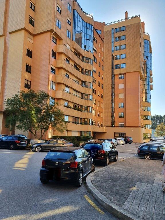 Apartamento T2 com lugar de garagem e arrumos, localizado no Jardins da Arrábida!