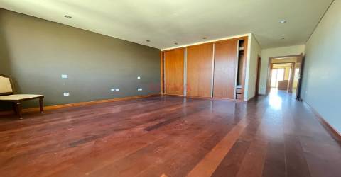 Moradia em banda tipo T4 no centro da cidade &#124; NOVA Imobiliária