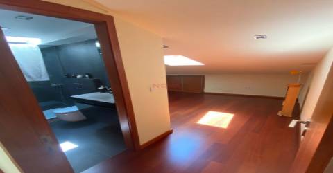 Moradia em banda tipo T4 no centro da cidade &#124; NOVA Imobiliária