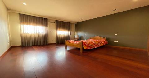 Moradia em banda tipo T4 no centro da cidade &#124; NOVA Imobiliária