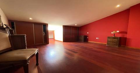 Moradia em banda tipo T4 no centro da cidade &#124; NOVA Imobiliária