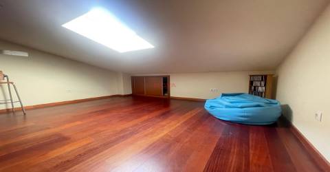 Moradia em banda tipo T4 no centro da cidade &#124; NOVA Imobiliária